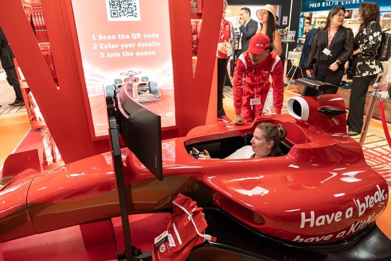 Pop Up En Aéroport Kitkat Formule 1 Globe Travel Retail